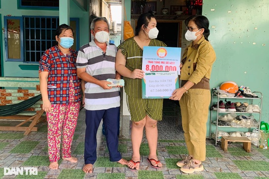 Hơn 75 triệu đồng được trao tận tay bé gái bị mất 5 người thân vì Covid-19
