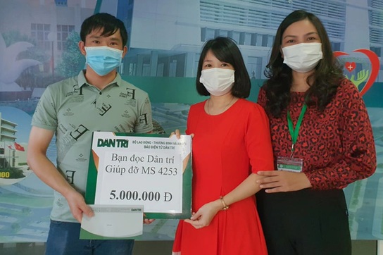 Hỗ trợ người vợ trẻ mất chồng trên đường về quê tránh dịch 5 triệu đồng