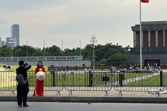 Gom sắc cờ cách mạng dưới trời thu Hà Nội