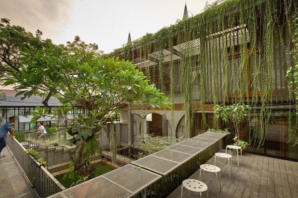 Ngôi nhà phủ kín cây xanh như bước ra từ câu chuyện cổ tích