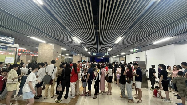 Hanoi metro overcrowded during National Day celebrations