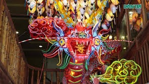 HCM City café attracts customers with Mid-Autumn dragon model