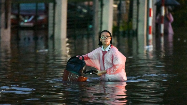 Hanoians endure hours of flood chaos
