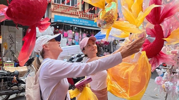 Foreign tourists captivated by Mid-Autumn atmosphere in Hanoi