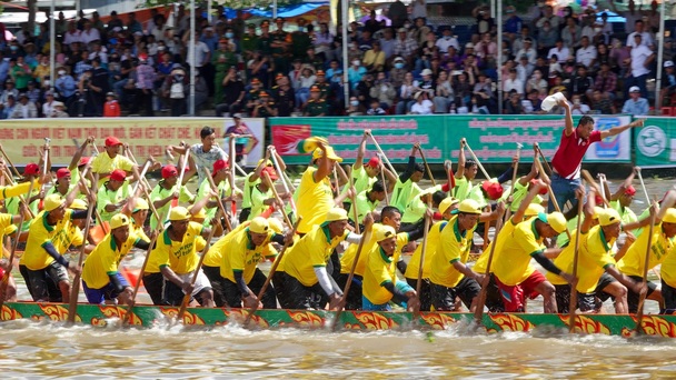 Can Tho boat race attracts thousands of spectators