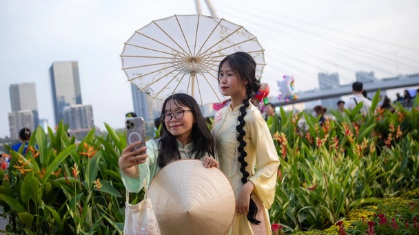Ho Chi Minh City flower garden becomes popular photo spot