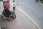 Một chiếc ô tô suýt tông phải một em bé đang băng qua đường vì tình huống quen thuộc