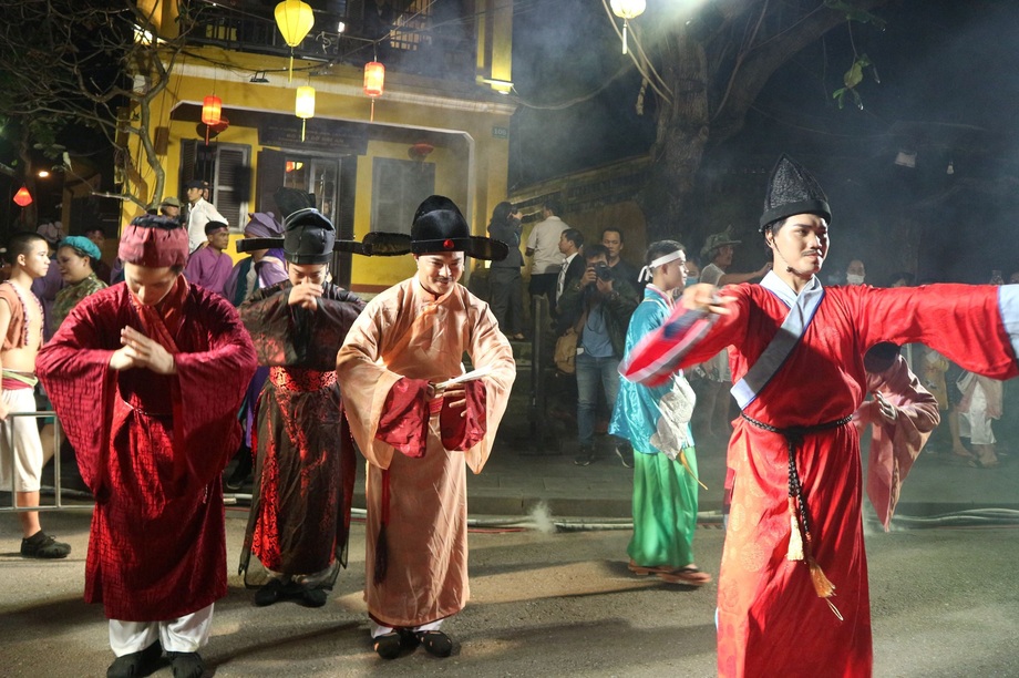 Du khách đổ về phố cổ xem Hội An thức giấc