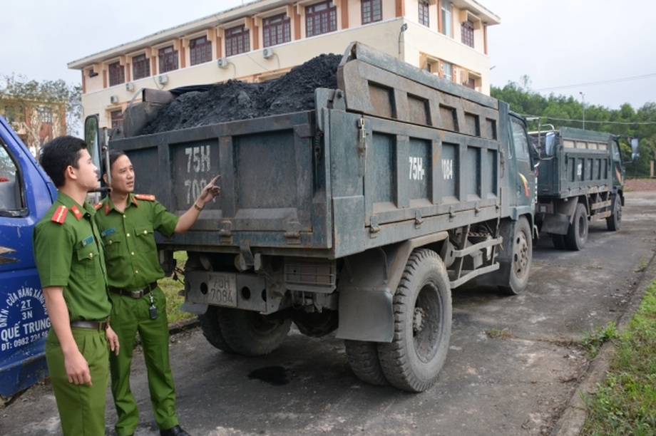 Phát hiện, bắt giữ nhiều xe vận chuyển than trái phép