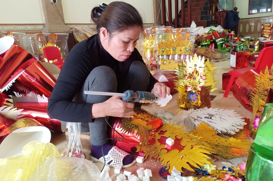 Thợ làm hàng mã tăng ca cho kịp ngày tiễn ông Công, ông Táo