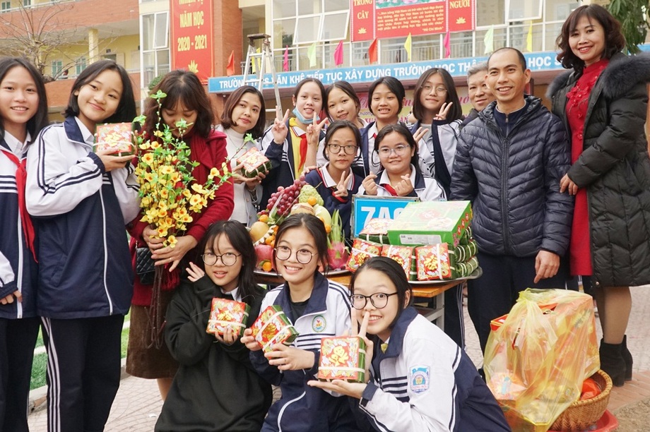 Vui xuân gói bánh trao tặng yêu thương