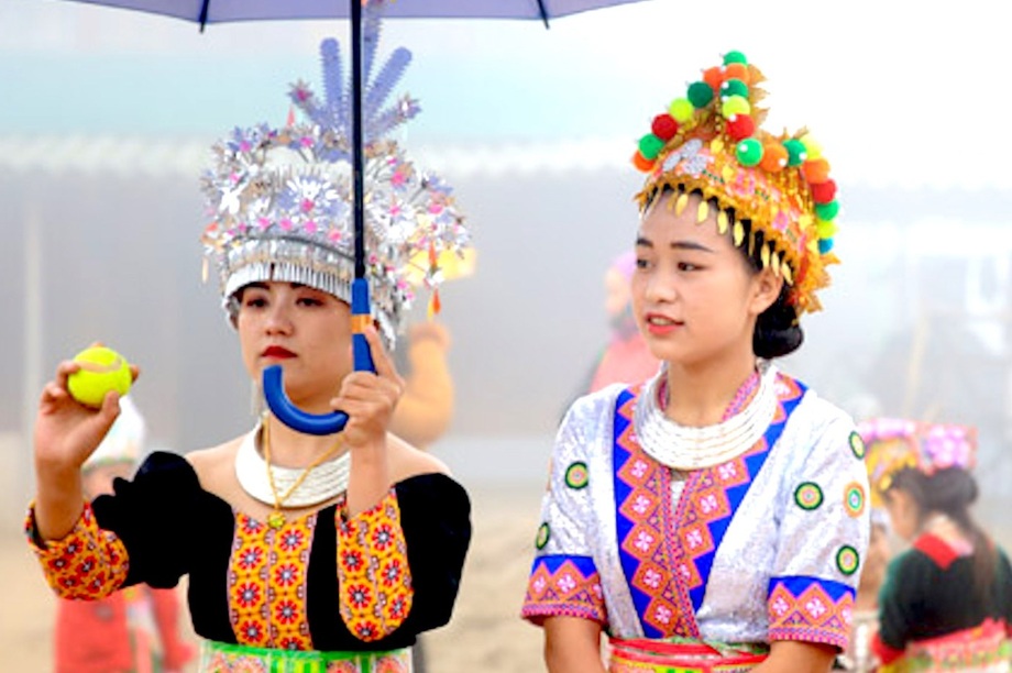 Lên biên giới xem thiếu nữ Mông xinh đẹp ném pao ngày Xuân