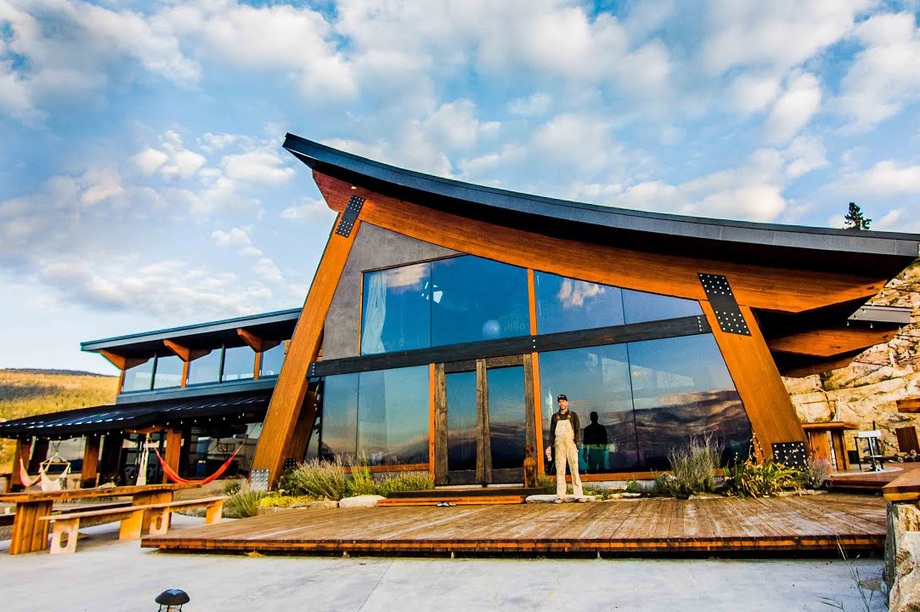 Dành 14 năm xây biệt thự đẹp như mơ từ vật liệu tái chế