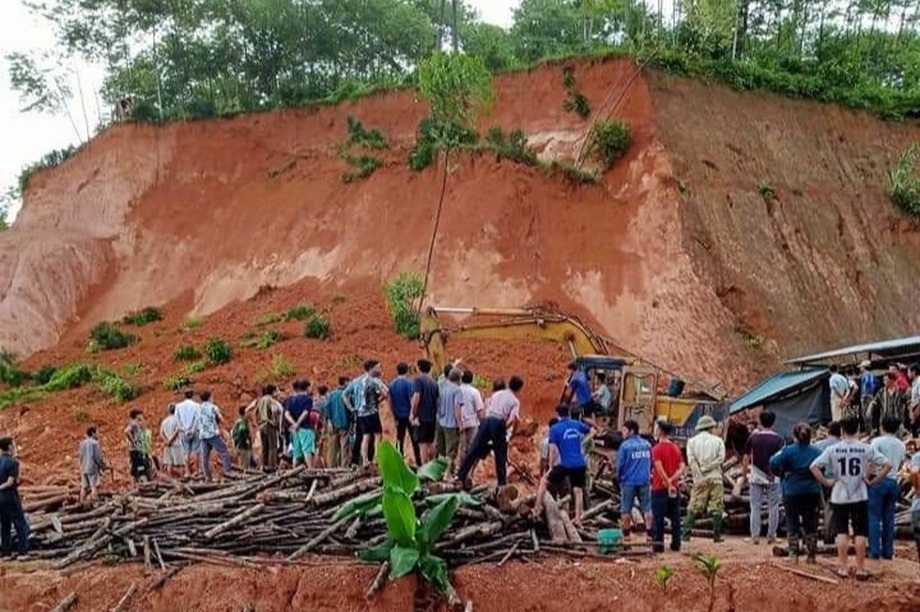Sạt lở đất đè chết một phụ nữ đang đẩy xe chở gỗ