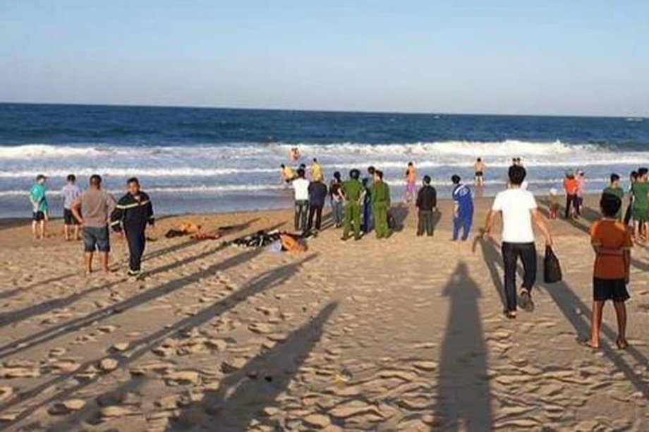 Ba giáo viên nghỉ hưu bị sóng biển cuốn mất tích