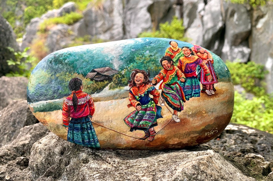 9X Hải Phòng biến đá cuội thành tiền nhờ tài múa bút