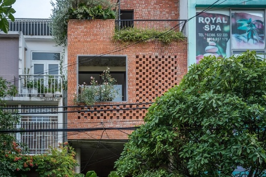 Nhà ống ở Đà Nẵng nổi bật cả khu phố nhờ mặt tiền bằng gạch mộc