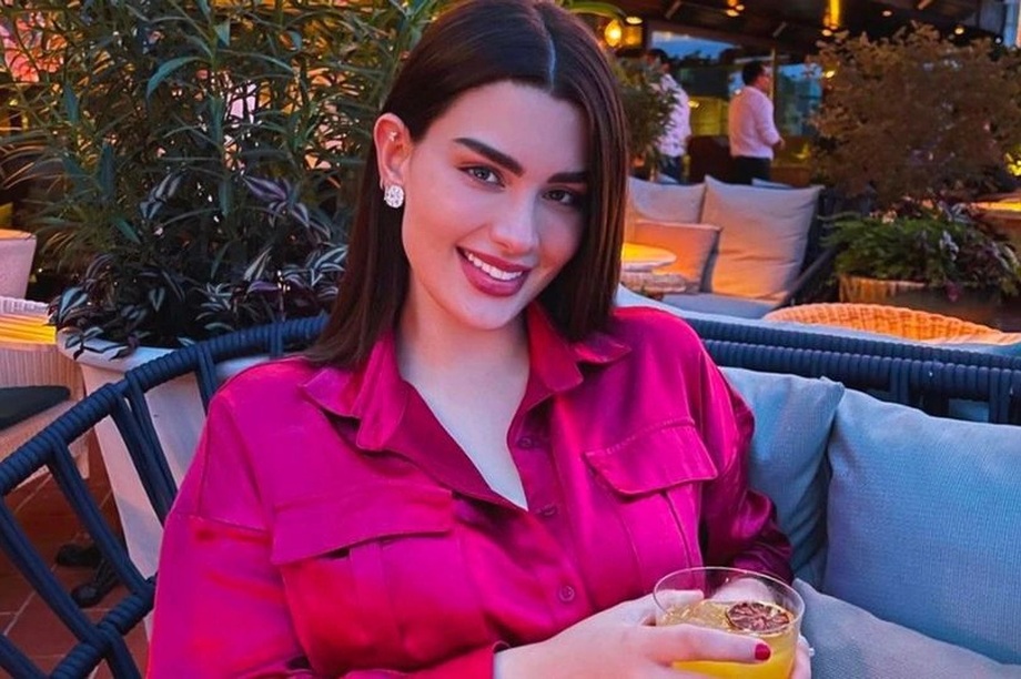 Người mẫu xinh đẹp bị phạt tiền vì quấy rối, cắt áo chồng cũ