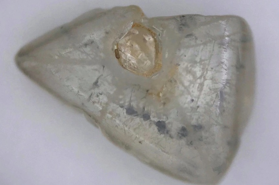 Tìm thấy viên kim cương lồng trong kim cương 1.400 triệu năm siêu hiếm