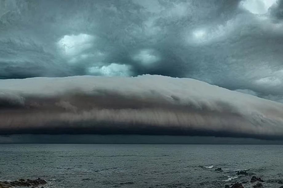 Kỳ lạ đám mây khổng lồ hình cá voi giăng ngang bầu trời