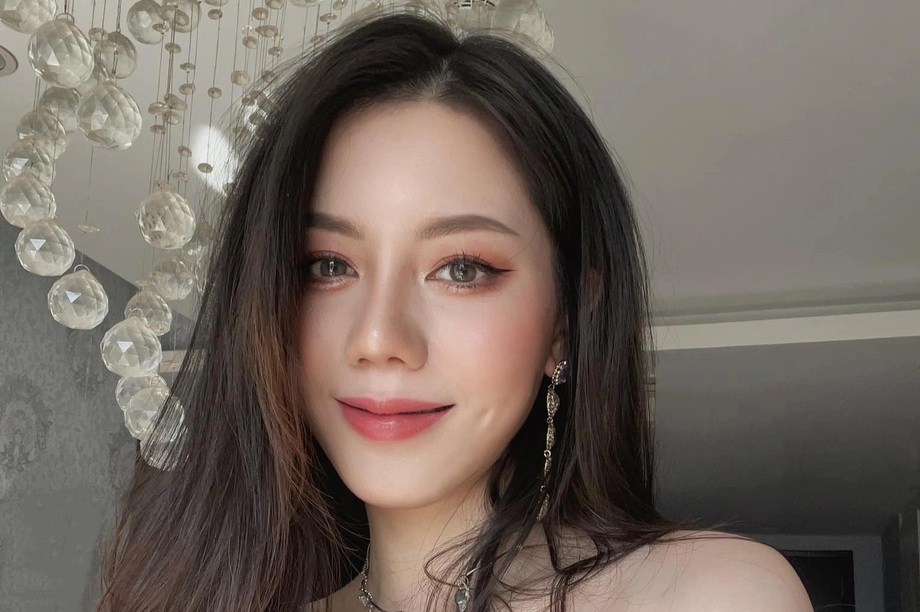 Lạ lùng hotgirl tìm bạn trai điệu đà, thích trang điểm