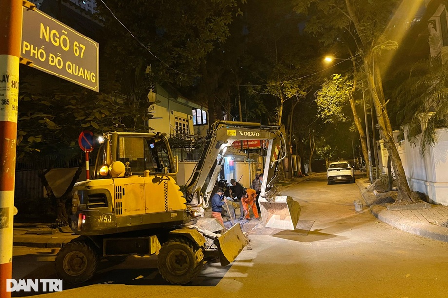 Hà Nội: Công trình thi công xuyên đêm, dân cũng trắng đêm