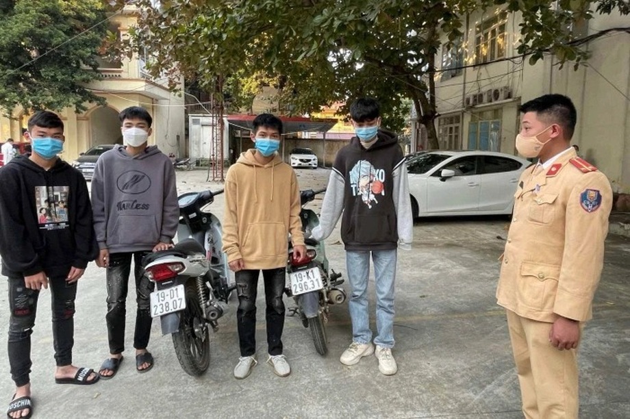 Phạt nặng nhóm thanh thiếu niên bốc đầu xe máy đi một bánh