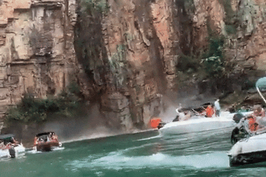 Khoảnh khắc vách đá lở đè trúng thuyền ở Brazil, 6 người chết