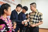 Dantri/Dtinews awards scholarships to 10 orphans in Lao Cai